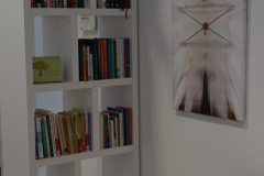 Lounge Bereich - Bücherregal