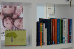 Lounge Bereich - Bücherregal